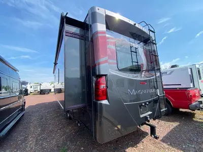 2021 Thor Motor Coach Magnitude photo 11