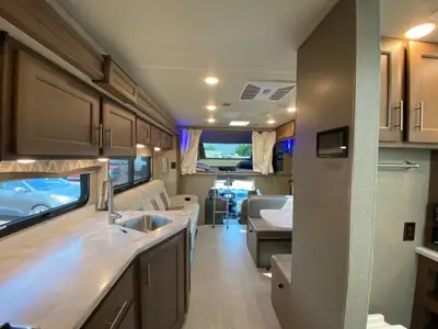 2021 Thor Motor Coach Magnitude photo 49