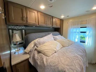 2021 Thor Motor Coach Magnitude photo 42