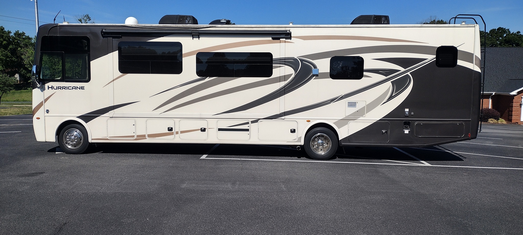 2019 THOR MOTOR COACH HURRICANE exterior