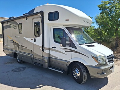 2014 WINNEBAGO ITASCA NAVION photo 2