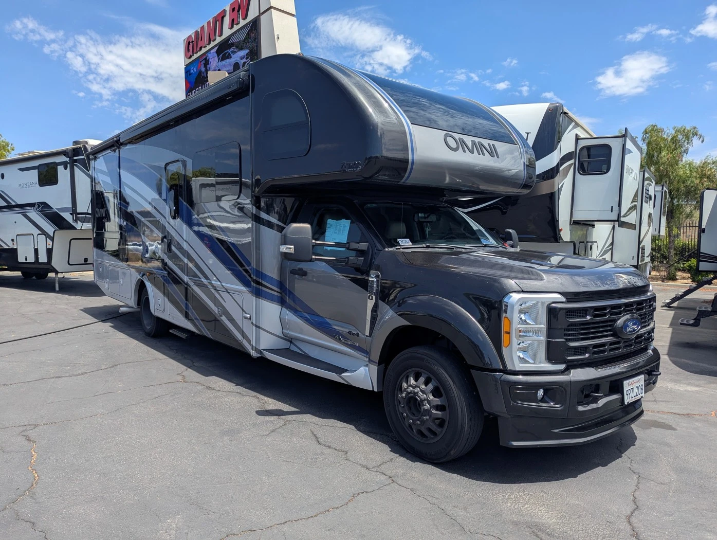 2024 Thor Motor Coach Omni XG32 exterior