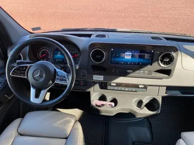 2022 Winnebago Navion photo 40