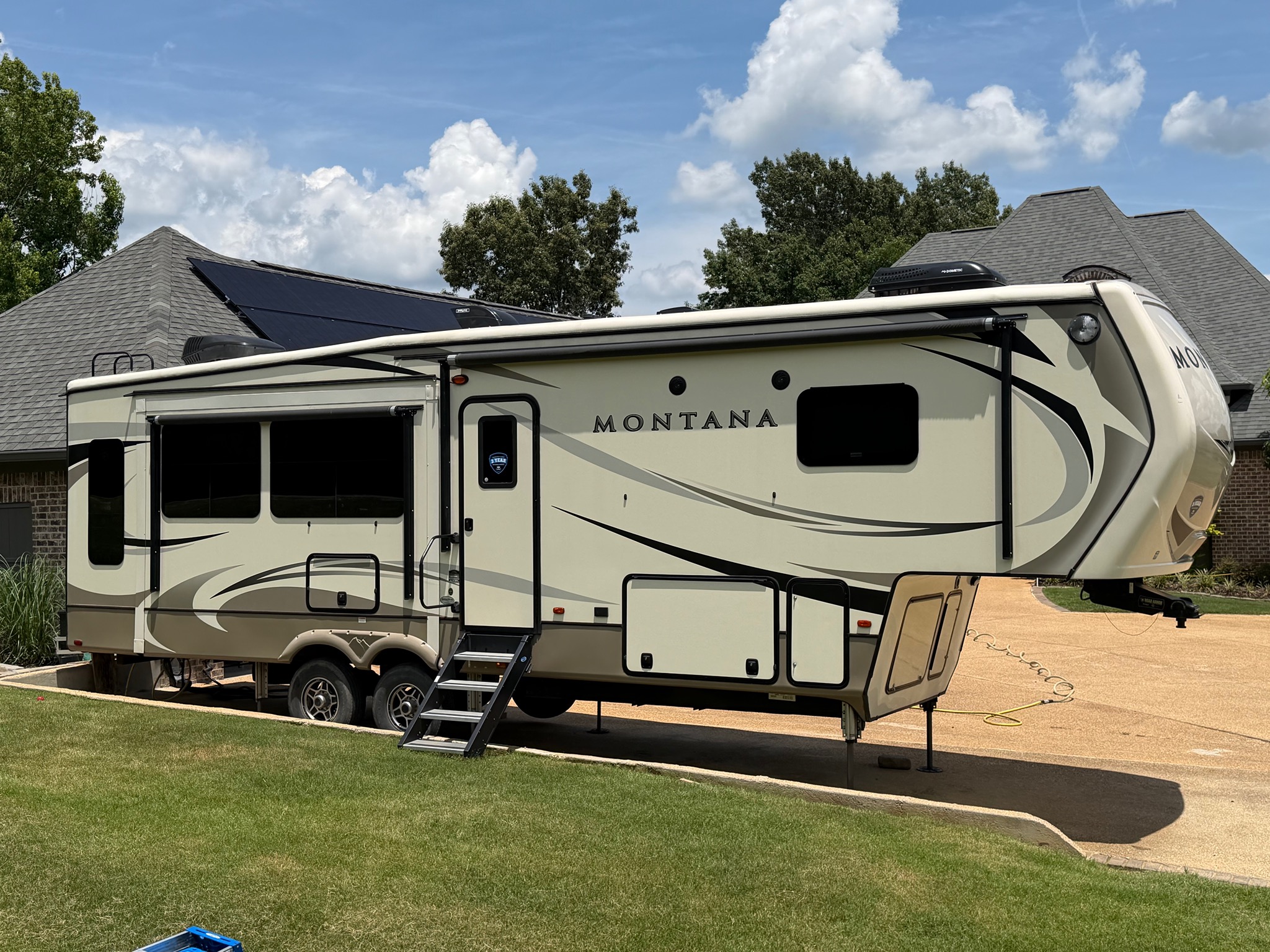 2018 KEYSTONE MONTANA exterior