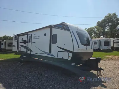 2024 Coachmen RV Freedom Express Ultra Lite photo 2