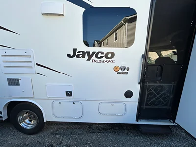 2019 JAYCO REDHAWK photo 2