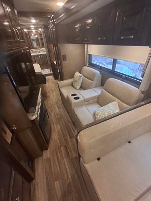 2019 THOR MOTOR COACH PALAZZO photo 9