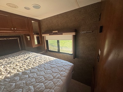 2013 THOR MOTOR COACH PALAZZO photo 18