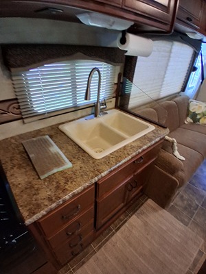 2011 THOR MOTOR COACH HURRICANE photo 22