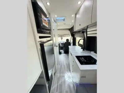 2027 Pleasure-Way Ontour 2.2 AWD photo 19