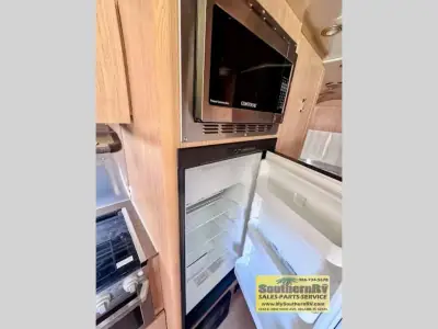 2020 Airstream Flying Cloud 23FB photo 6