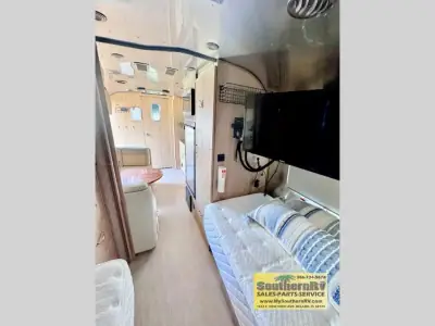 2020 Airstream Flying Cloud 23FB photo 10