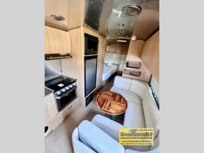 2020 Airstream Flying Cloud 23FB photo 4