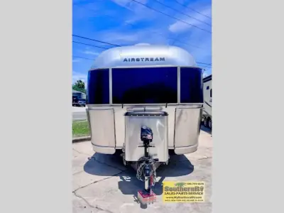2020 Airstream Flying Cloud 23FB photo 2
