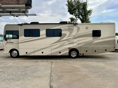 2007 Fleetwood Bounder 35E photo 3
