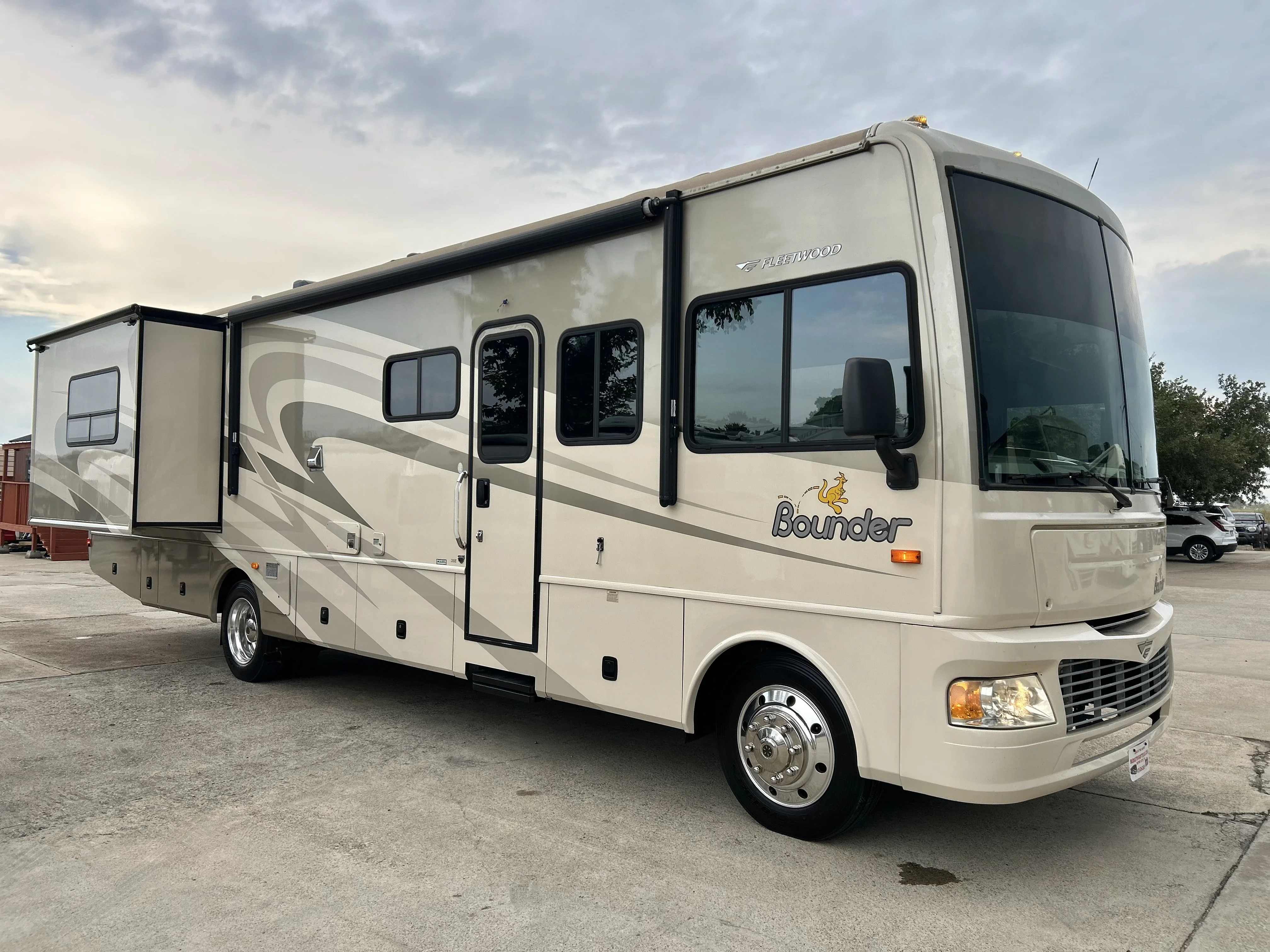 2007 Fleetwood Bounder 35E exterior