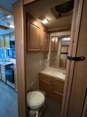 2007 Fleetwood Bounder 35E photo 10