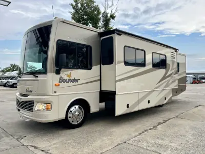 2007 Fleetwood Bounder 35E photo 2