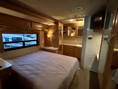 2007 Fleetwood Bounder 35E photo 12