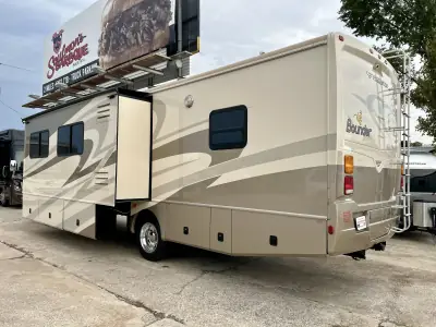 2007 Fleetwood Bounder 35E photo 4