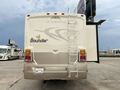 2007 Fleetwood Bounder 35E photo 5