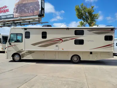 2017 Winnebago Vista 31BE photo 2