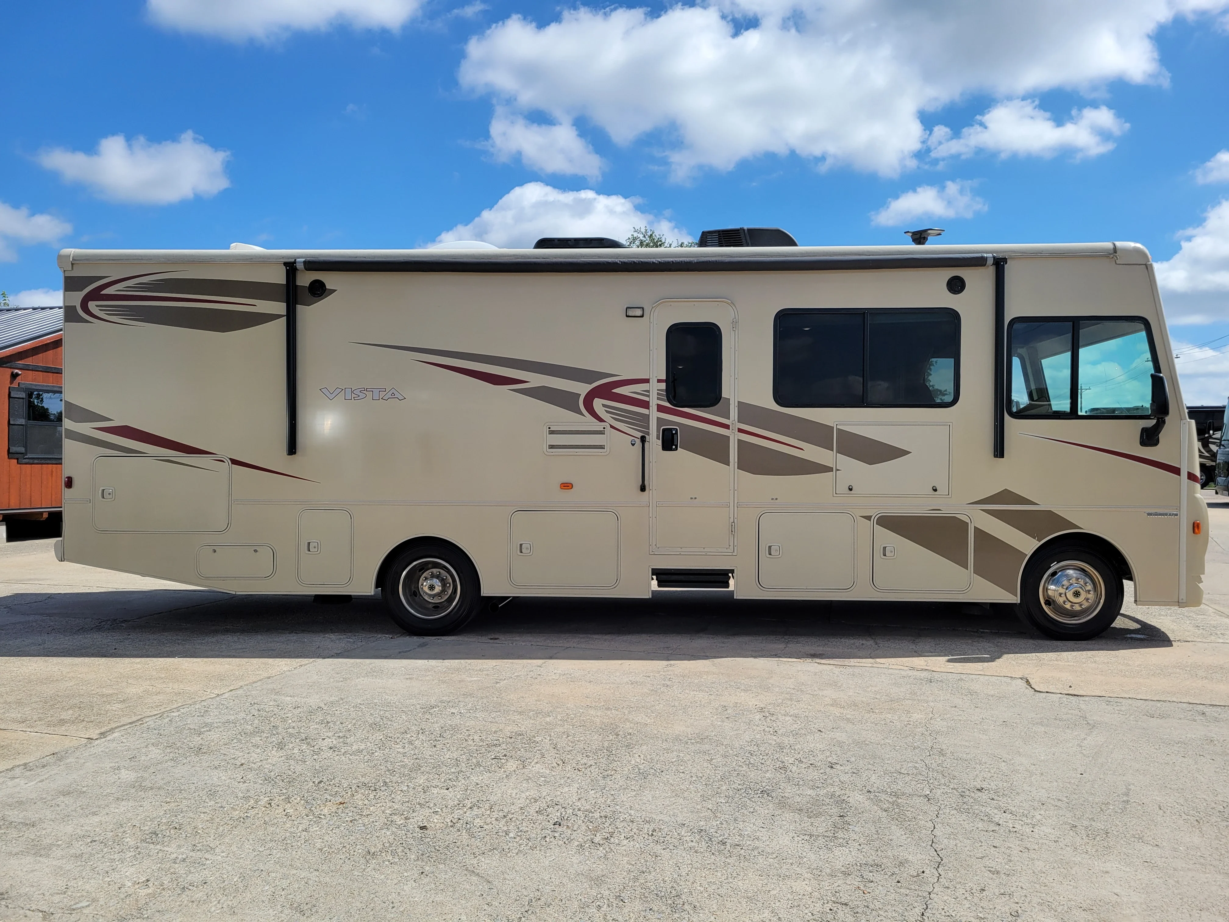 2017 Winnebago Vista 31BE exterior