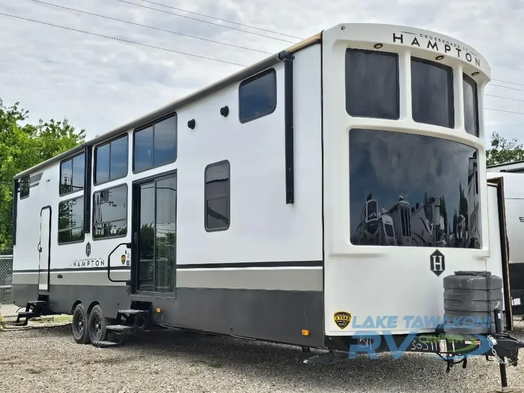 2024 Crossroads Hampton HP390PVL exterior