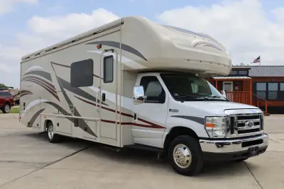 2017 Fleetwood Jamboree 30F photo 3