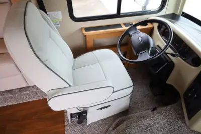 2013 Holiday Rambler Vacationer SE 33SFD photo 20