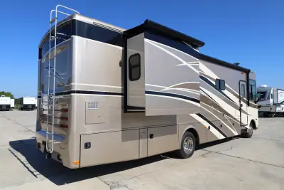 2013 Holiday Rambler Vacationer SE 33SFD photo 6
