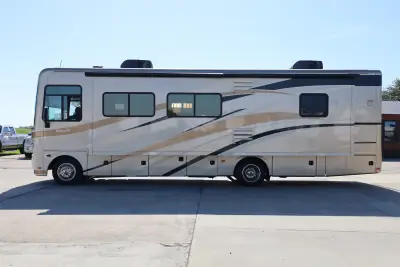2013 Holiday Rambler Vacationer SE 33SFD photo 4