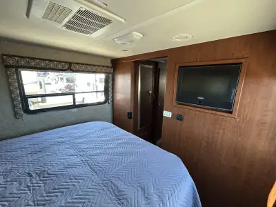 2010 Thor Motor Coach Serrano 31V photo 22