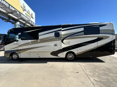2010 Thor Motor Coach Serrano 31V photo 2
