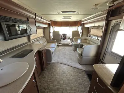 2010 Thor Motor Coach Serrano 31V photo 9