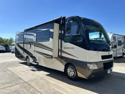 2010 Thor Motor Coach Serrano 31V photo 3