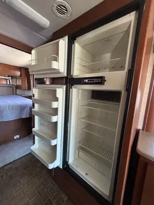 2010 Thor Motor Coach Serrano 31V photo 14