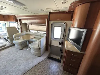 2010 Thor Motor Coach Serrano 31V photo 12