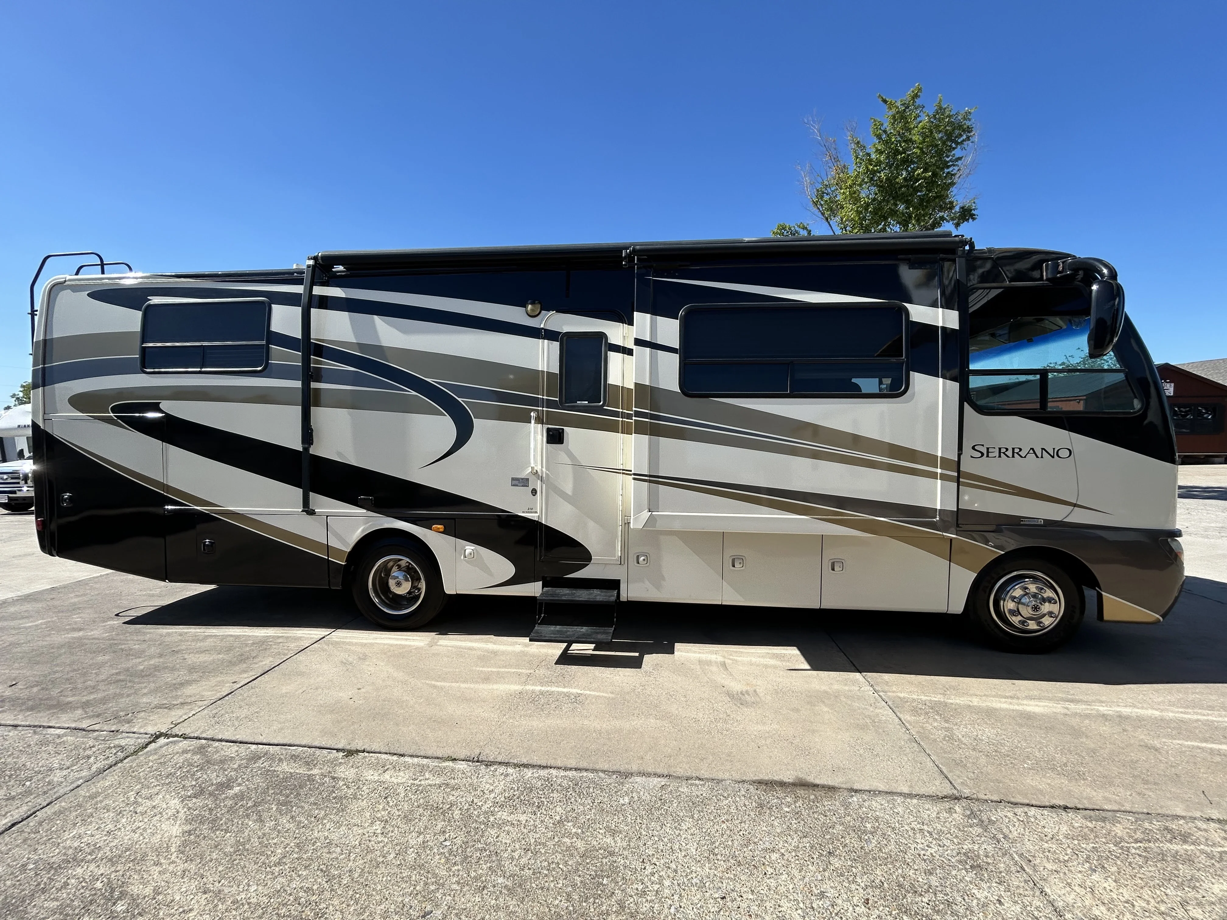 2010 Thor Motor Coach Serrano 31V exterior