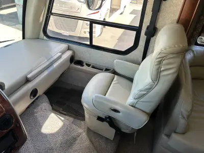 2010 Thor Motor Coach Serrano 31V photo 25