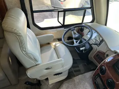 2010 Thor Motor Coach Serrano 31V photo 24