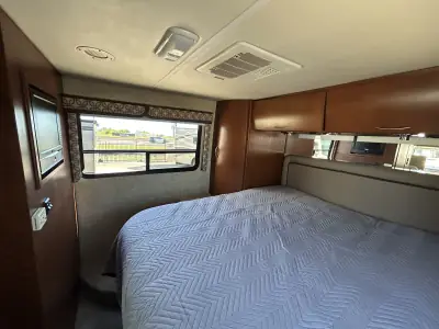 2010 Thor Motor Coach Serrano 31V photo 21