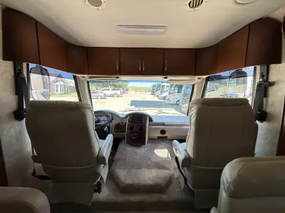 2010 Thor Motor Coach Serrano 31V photo 23
