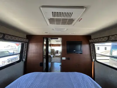 2010 Thor Motor Coach Serrano 31V photo 20