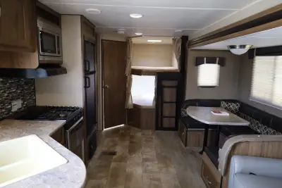 2018 Gulf Stream Kingsport 271DDS photo 8