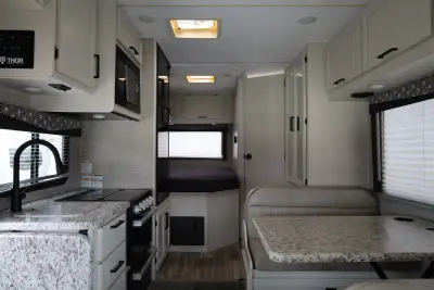 2022 Thor Motor Coach Freedom Elite 22HE photo 9