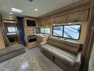 2019 Thor Motor Coach Daybreak 30DB photo 7