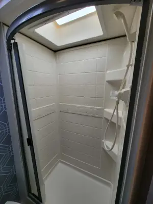 2019 Thor Motor Coach Daybreak 30DB photo 19