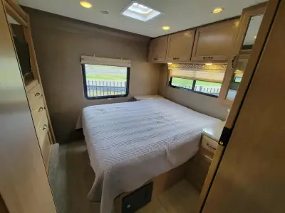 2019 Thor Motor Coach Daybreak 30DB photo 17