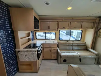2019 Thor Motor Coach Daybreak 30DB photo 10